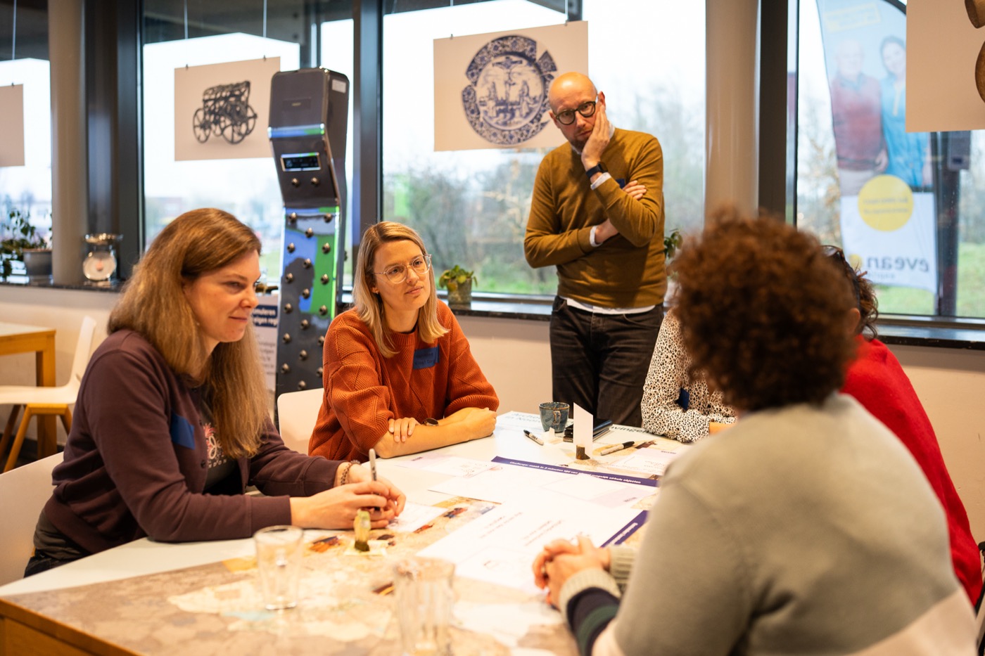Deelnemers in gesprek aan tafel